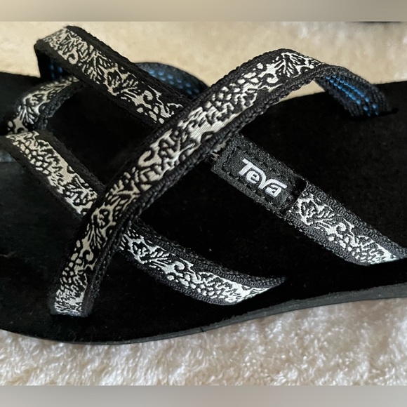 Teva Women’s Sz 10 Black and Patterned Olowahu Sandals - Picture 1 of 5